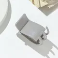 Détail d'une petite pince à cheveux grise avec finition pailletée sur fond blanc - Gris