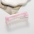 Detail einer großen irisierenden rechteckigen Haarklammer mit Barrette La France Aufdruck - Rosa-Lila