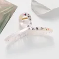 Detail of 13cm hair claw with iridescent resin texture and black Chinese calligraphy art - Pink