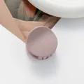 Dettaglio di una mini pinza per capelli color malva opaco con finitura satinata - Rosa Viola