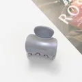 Détail d'une petite pince à cheveux violette scintillante avec finition mate perlée - Gris