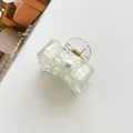 Dettaglio molletta per capelli a farfalla aurora con perla e molla in metallo - Verde