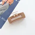 Détail de strass champagne et cœurs en cristal sur une pince à cheveux couleur thé au lait - Khaki Foncé