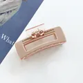 Détail de la pince à cheveux rectangulaire couleur thé au lait avec nœud en strass brillant - Khaki Clair