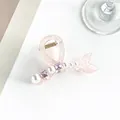 Detail der Meerjungfrauen-Haarklammer mit rosa Harz, weißen Perlen und lila Kristallen - Rosa