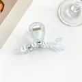 Détail de la pince à cheveux sirène bleue chatoyante avec perles et strass élégants - Bleu Ciel