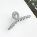 Dettaglio macro della molletta per capelli grigia 13cm con trama trapuntata e perline - Grigio