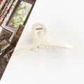 Dettaglio del fermaglio beige da 13 cm con elegante trama a rombi e molla in metallo - Bianco avorio