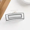 Dettaglio di una molletta per capelli quadrata con pannello bianco e bordo nero - Bianco