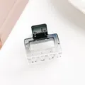 Detalle de la pequeña pinza cuadrada para el pelo con degradado gris y muelle metálico - Negro