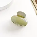 Dettaglio del piccolo fermaglio per capelli verde fagiolo in resina glitterata lucida - Verde