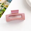 Vue détaillée de la pince à cheveux rectangulaire rose nacré avec ressort métallique interne - Rose
