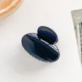 Détail d'une pince à cheveux ovale bleu marine pailletée sur fond blanc - Bleu foncé