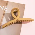 Dettaglio molletta per capelli giallo senape opaco con design a incrocio e finitura ruvida - 11cm / Kaki
