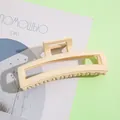 Dettaglio della molletta per capelli rettangolare color crema opaco con finitura sabbiata - 11.5cm / Stile Rettangolare Traforato / Bianco avorio