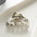 Dettaglio di una piccola molletta per capelli in acetato con trama marmorea - Grigio