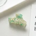 Makrodetail der mintgrünen Haarspange aus Acetat mit Marmormuster und glänzendem Finish - Grün