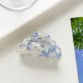 Detail einer blauen Marmor-Acetat-Haarklammer in eleganter Wolkenform-Optik - Himmelblau