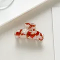Détail d'une pince à cheveux en acétate marbré rouge et blanc pour enfants - Rouge