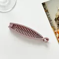 Detalle del clip de banana rosa viejo con dientes antideslizantes para sujetar la coleta - Rosa Púrpura