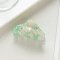 Dettaglio della piccola molletta per capelli in acetato con motivo marmorizzato verde - Verde