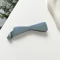 Détail d'une grande pince banane nœud bleu gris avec finition nacrée et scintillante - Gris
