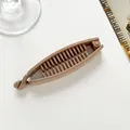 Detalle de pinza de plátano caqui con dientes internos y acabado de resina mate - Caqui Oscuro