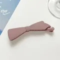 Détail de la pince banane rose poudré brillante avec un design de nœud élégant - Rose Violet
