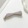 Détail d'une grande pince banane nœud gris avec fini nacré et dents antidérapantes - Kaki