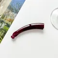Detalle de una pinza para el pelo tipo banana en resina burdeos con fondo de estilo - Fucsia