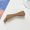 Détail d'une pince à cheveux banane nœud marron crème brillant sur fond blanc épuré - Kaki foncé