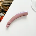Detalle de pinza de pelo rosa con purpurina, diseño de torsión y acabado perlado - Rosa