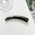Detalle de pinza de pelo tipo banana verde oscuro traslúcido con cierre de torsión - Verde Oscuro
