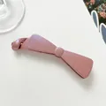 Détail de la pince banane rose Morandi avec un léger scintillement nacré en forme de nœud - Rose