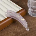 Detalle de pinza banana de acetato lavanda con textura de mármol y letras del logo France - Violeta Claro