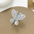Dettaglio del fermaglio a farfalla iridescente con molla dorata su base in pelle - Celeste