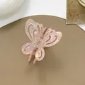 Macro di una pinza per capelli a farfalla rosa con finitura laser e design traforato - Rosa