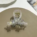 Macro-opname van bloem haarclip met strassteentjes en een gouden metalen veer - Medium (7cm) / Grijs