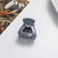 Vista dall'alto di una mini clip per capelli triangolare grigio scuro con glitter perlati - Grigio