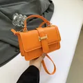 Borsa a tracolla arancione chic con trama a coccodrillo e fibbia ad H dorata - Arancione