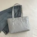 Sac fourre-tout argenté brillant avec texture plissée et deux anses pour le quotidien - Argenté