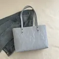 Sac cabas plissé bleu clair de grande capacité avec détails de rivets discrets - Bleu