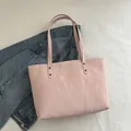 Sac fourre-tout rose clair avec texture plissée et détails de rivets en métal - Rose