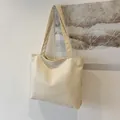 Minimalistische cremeweiße Tragetasche aus strukturiertem Kunstleder mit doppelten Trägern - Weiß