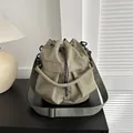 Bolso cubo de nailon verde militar con cierre de cordón y correa ajustable - Verde