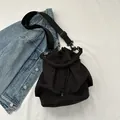 Minimalistische zwarte bucketbag van nylon met verstelbare schouderband - Zwart