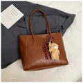 Braune Vintage-Leder-Einkaufstasche mit Plüschbären-Anhänger und Bandverzierung - Mit Anhänger / Braun