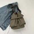 Legergroene nylon bucket bag met trekkoord, geplooide textuur en brede geweven schouderriem - Groen