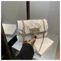 Bolso bandolera blanco con estampado de letras y cierre dorado en forma de corazón - Blanco