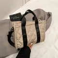 Sac fourre-tout en nylon matelassé beige avec anses noires et bandoulière réglable - Kaki
